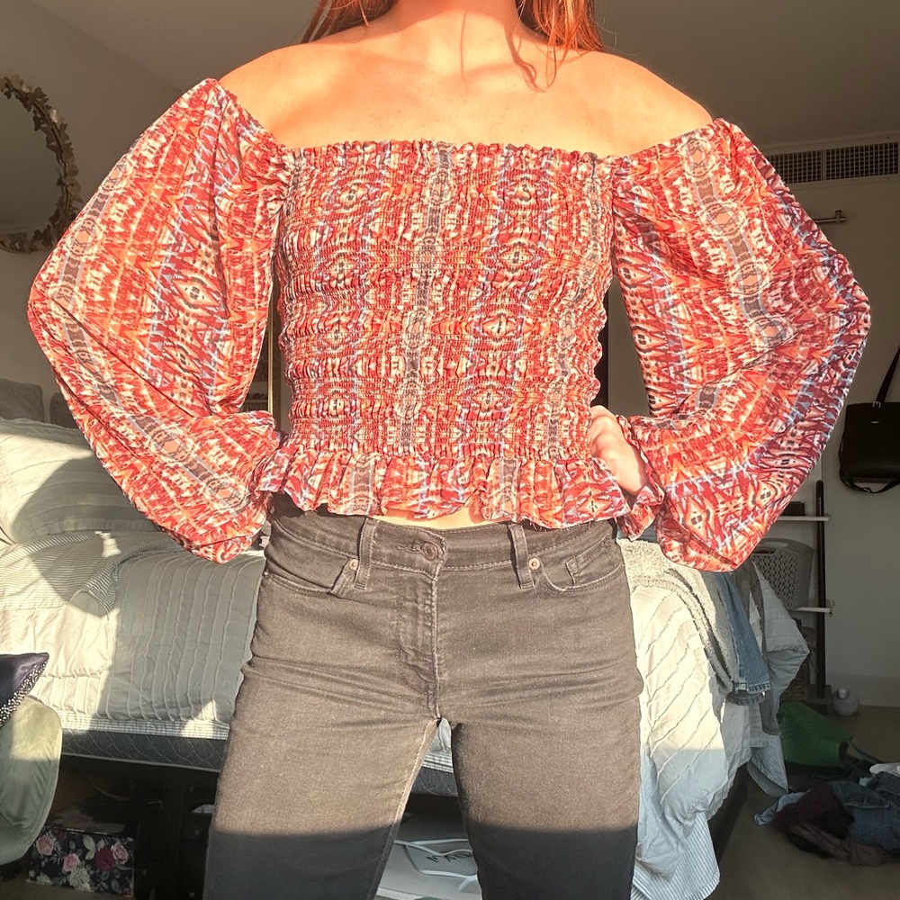 Aztec print balloon sleeve. Ruffle detail
